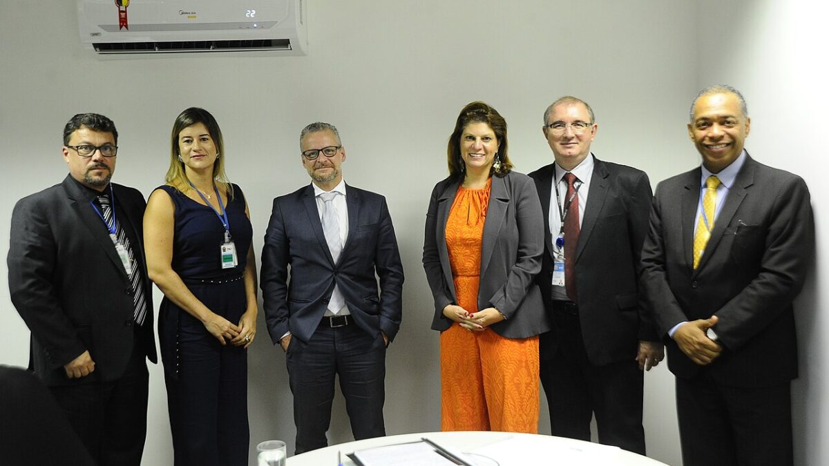 Representantes do CNJ e do Senado durante assinatura de termo de cooperação técnica.