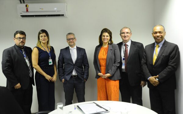 Representantes do CNJ e do Senado durante assinatura de termo de cooperação técnica.