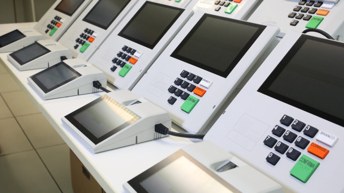 Urnas eletrônicas brasileiras preparadas para votação.