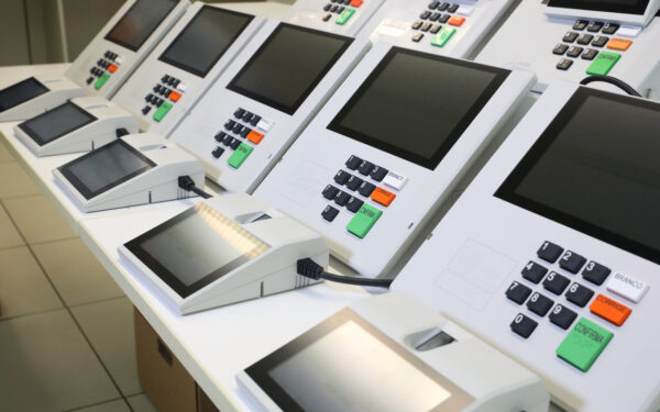 Urnas eletrônicas brasileiras preparadas para votação.