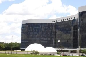 TSE caminha para cassar governador de Roraima por uso de programa social