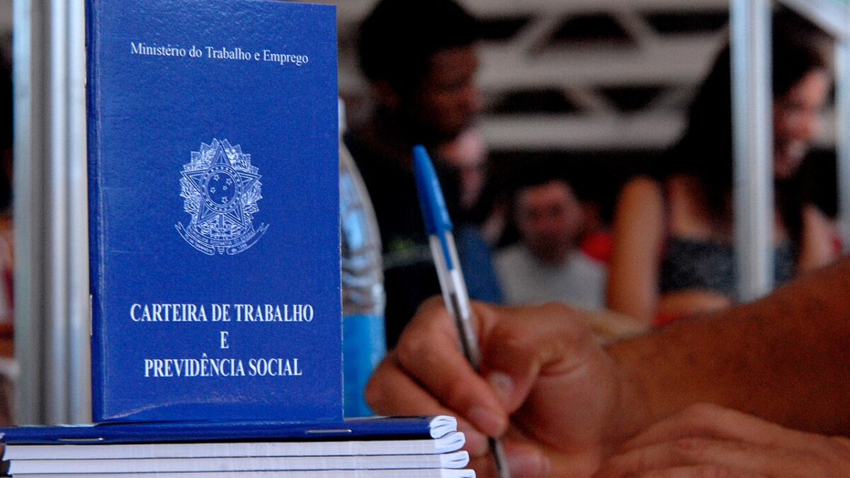 Carteira de Trabalho e Previdência Social em atendimento público no Distrito Federal.