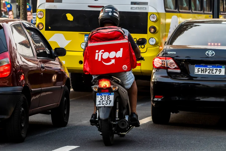 TST afasta responsabilidade do iFood por dívidas trabalhistas de entregadores vinculados a intermediárias