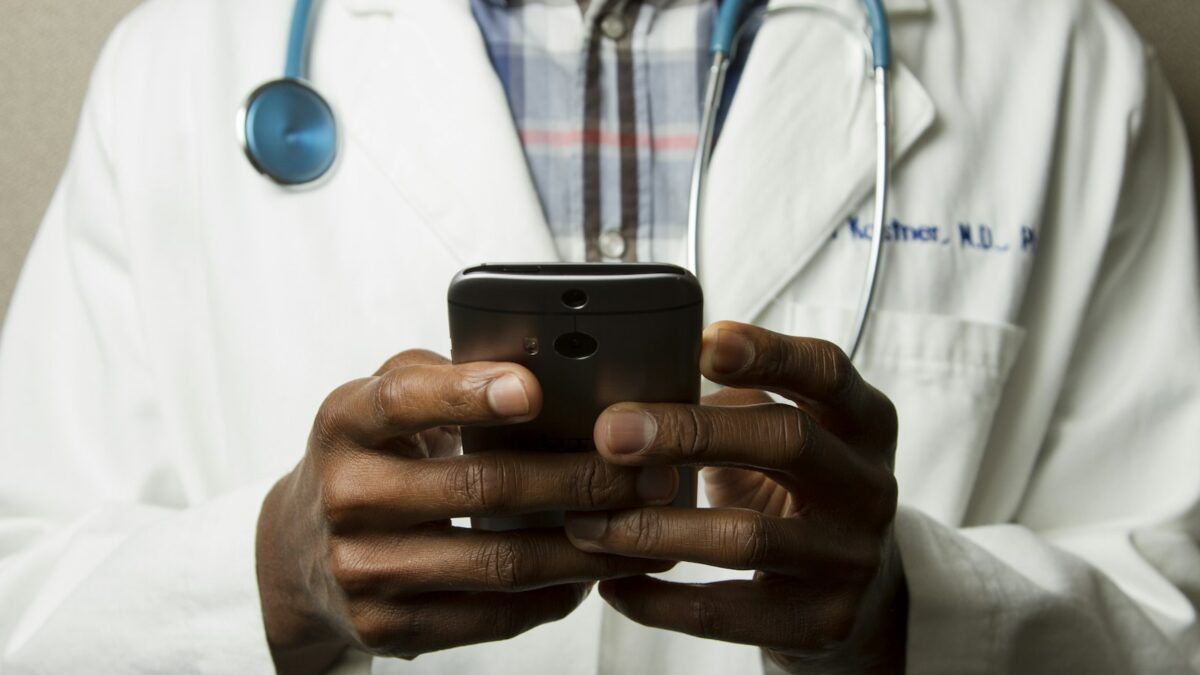 Médico com estetoscópio - atendimento e plano de saúde