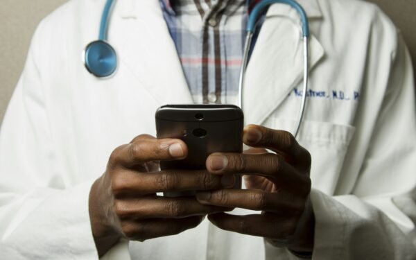 Médico com estetoscópio - atendimento e plano de saúde