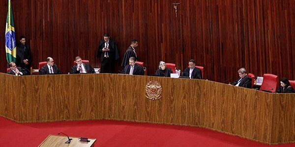 Sessão jurisdicional do Tribunal Superior Eleitoral em 30 de abril de 2026.