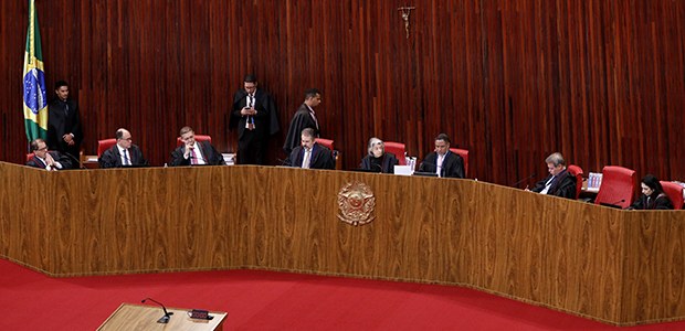 Sessão jurisdicional do Tribunal Superior Eleitoral em 30 de abril de 2026.