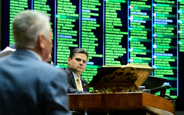 Congresso derruba veto e leva dosimetria à promulgação