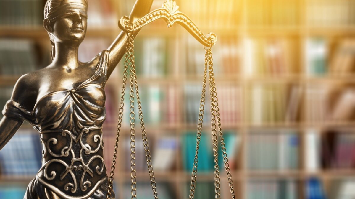 Estatueta de bronze representando a Justiça.