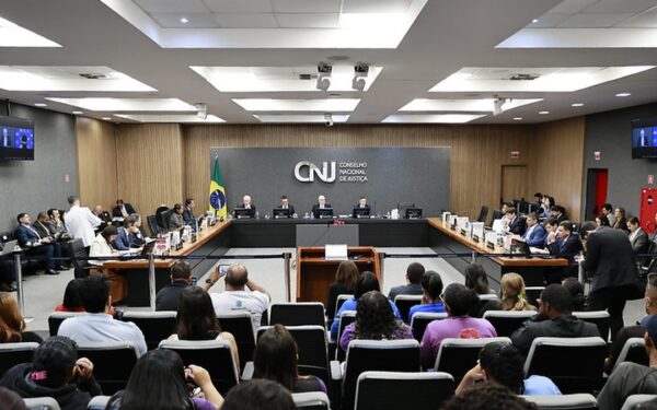 Imagem factual da notícia: CNJ suspende concurso para apurar IA na correção de prova