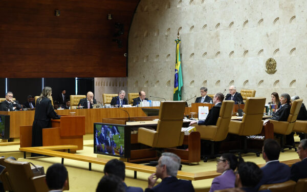 Plenário do Supremo Tribunal Federal durante julgamento sobre royalties