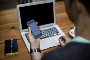 Celular furtado, empréstimo e Pix: banco terá de anular as operações
