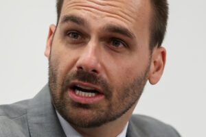 STF condena Eduardo Bolsonaro a 4 anos e 2 meses por coação no curso do processo