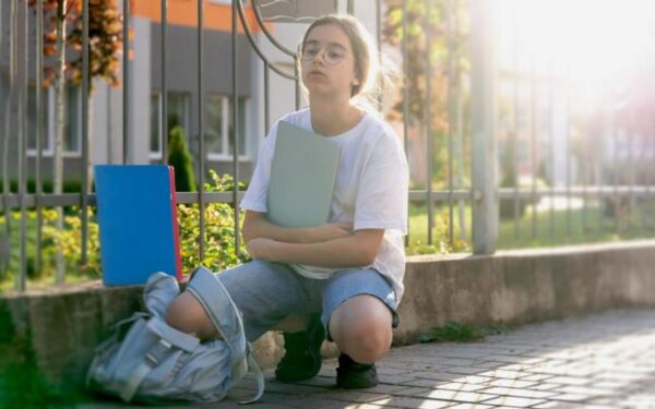 Estigma social vira impedimento de longo prazo e garante BPC a adolescente com Tourette