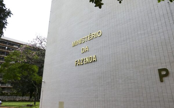 Receita e PGFN notificam 61 empresas de combustíveis como devedoras contumazes