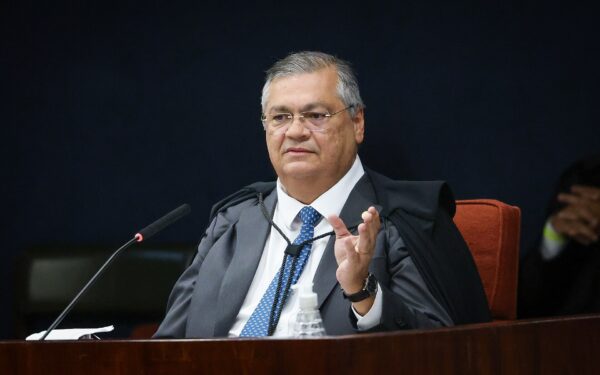 Dino manda 21 partidos explicarem controle de emendas no Congresso