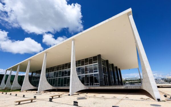 Moraes revoga porte e CAC de Bolsonaro e mantém prisão domiciliar