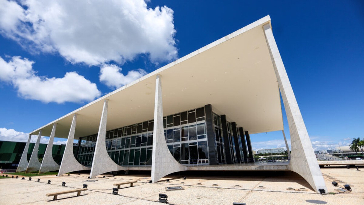 Moraes revoga porte e CAC de Bolsonaro e mantém prisão domiciliar