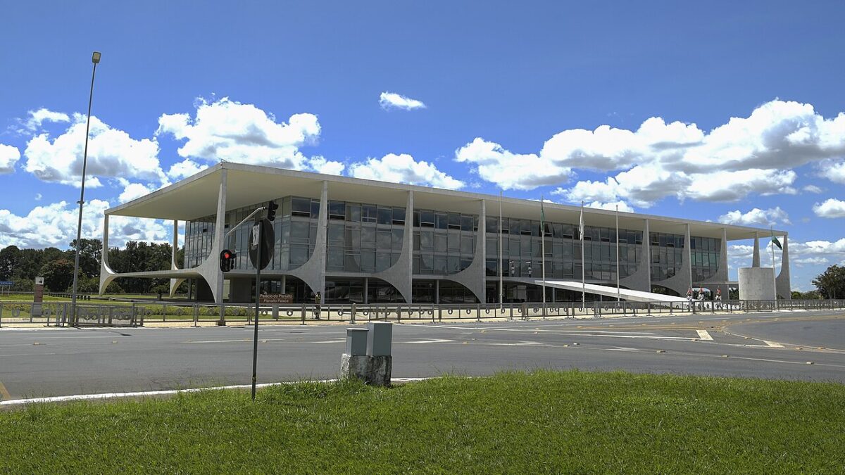 Lei 15.471/2026 cria a empresa estratégica de saúde e altera as leis 14.133/2021, 8.080/1990 e 6.360/1976