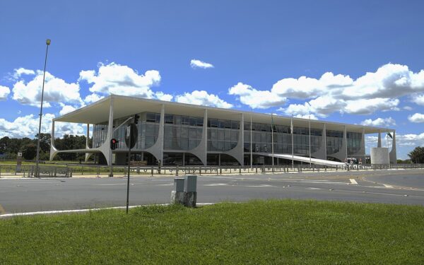 Lei 15.471/2026 cria a empresa estratégica de saúde e altera as leis 14.133/2021, 8.080/1990 e 6.360/1976