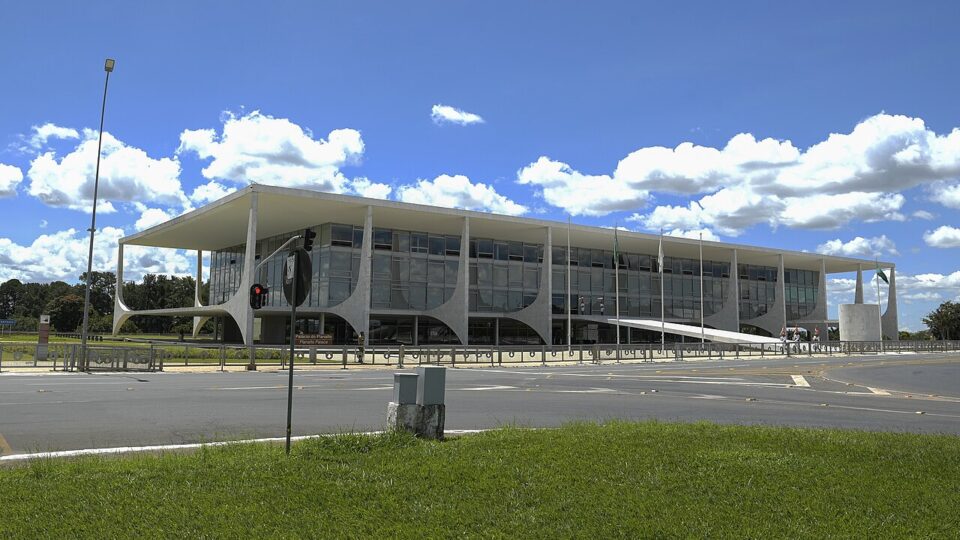 Lei 15.471/2026 cria a empresa estratégica de saúde e altera as leis 14.133/2021, 8.080/1990 e 6.360/1976