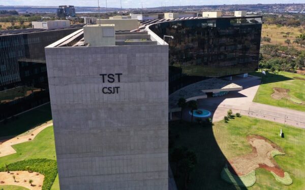 Apreensão de passaporte por dívida trabalhista: SDI-2 do TST concede o HC 1000745-64.2025.5.00.0000 e nega outro