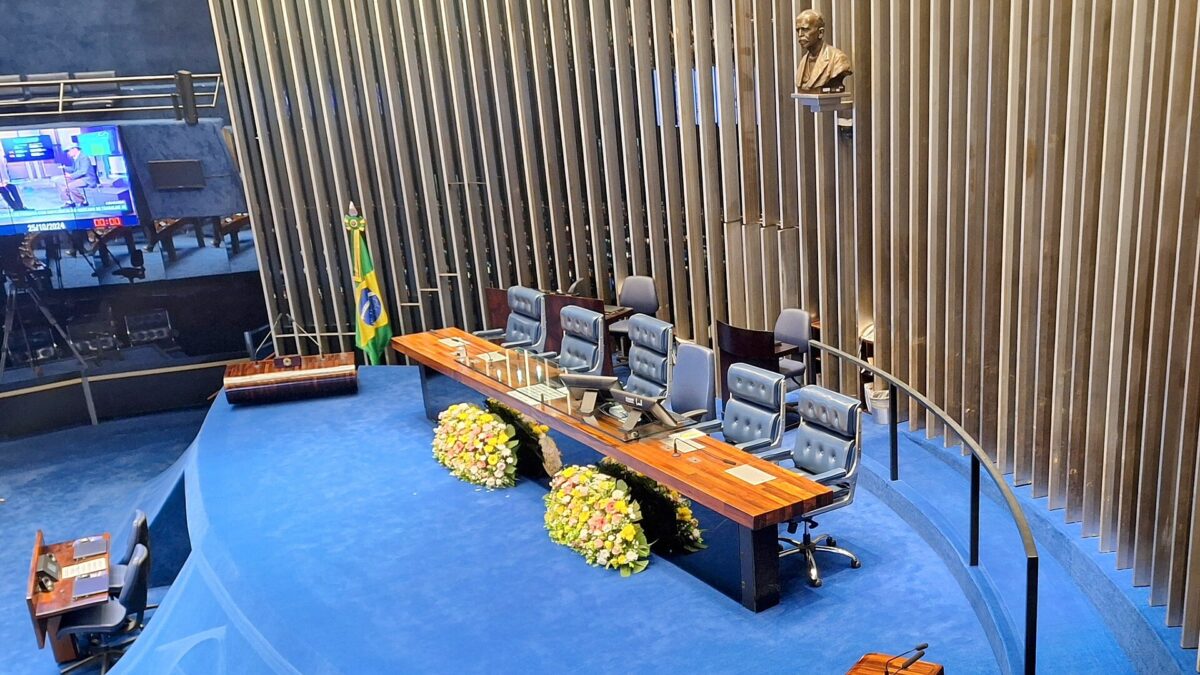 Senado agrava penas para crimes contra médicos e professores em serviço