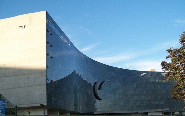 TST barra aplicação retroativa da reforma sobre auxílio-alimentação de bancário